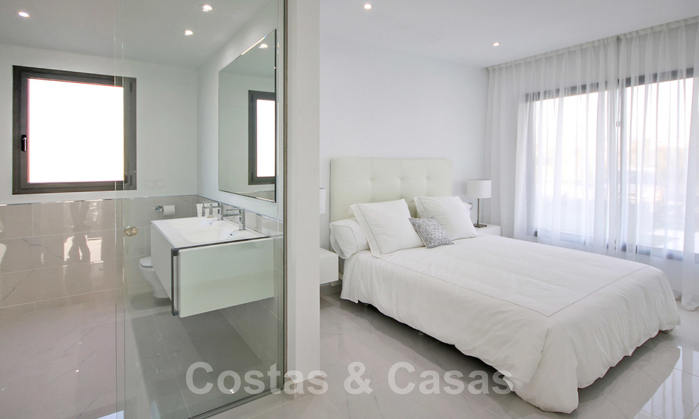 Un nouvel appartement de design moderne prêt à emménager en vente, sur le terrain de golf entre Marbella et Estepona 24842