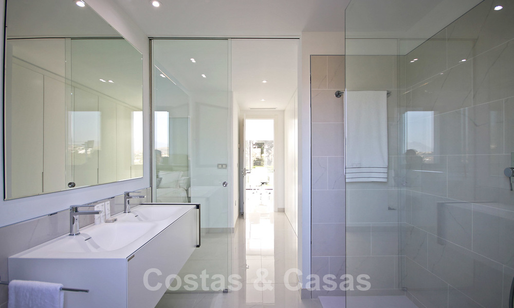 Un nouvel appartement de design moderne prêt à emménager en vente, sur le terrain de golf entre Marbella et Estepona 24844