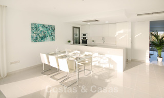 Un nouvel appartement de design moderne prêt à emménager en vente, sur le terrain de golf entre Marbella et Estepona 24845 