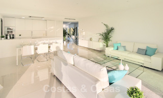 Un nouvel appartement de design moderne prêt à emménager en vente, sur le terrain de golf entre Marbella et Estepona 24846 