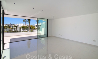 Un nouvel appartement de design moderne prêt à emménager en vente, sur le terrain de golf entre Marbella et Estepona 24849 
