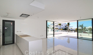 Un nouvel appartement de design moderne prêt à emménager en vente, sur le terrain de golf entre Marbella et Estepona 24850 