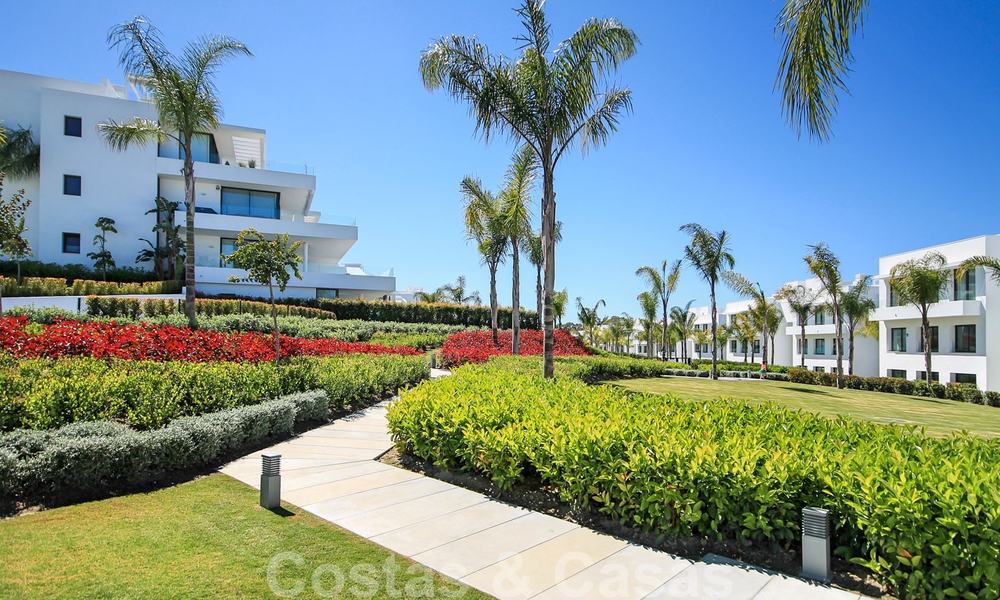 Un nouvel appartement de design moderne prêt à emménager en vente, sur le terrain de golf entre Marbella et Estepona 24855