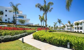 Un nouvel appartement de design moderne prêt à emménager en vente, sur le terrain de golf entre Marbella et Estepona 24855 
