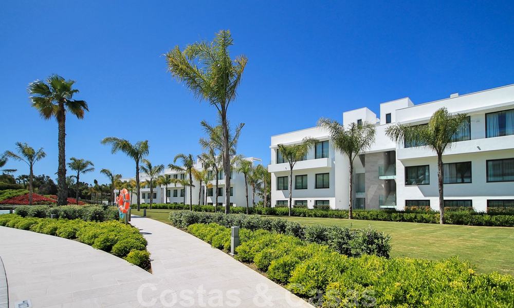 Un nouvel appartement de design moderne prêt à emménager en vente, sur le terrain de golf entre Marbella et Estepona 24856