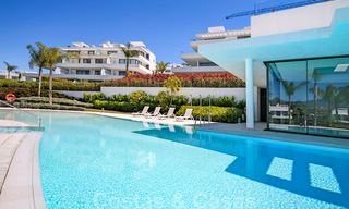 Un nouvel appartement de design moderne prêt à emménager en vente, sur le terrain de golf entre Marbella et Estepona 24857 
