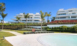 Un nouvel appartement de design moderne prêt à emménager en vente, sur le terrain de golf entre Marbella et Estepona 24858 