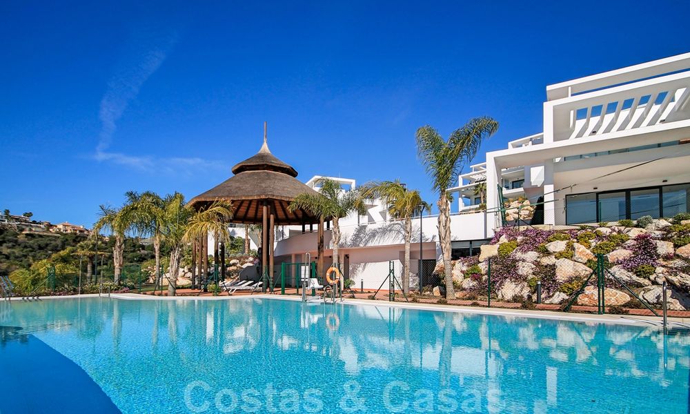 Appartement penthouse moderne à vendre avec vue sur le terrain de golf et la mer Méditerranée à Benahavis - Marbella 24861