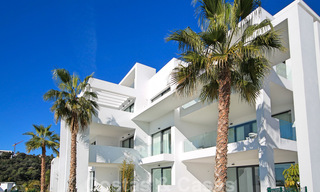 Appartement penthouse moderne à vendre avec vue sur le terrain de golf et la mer Méditerranée à Benahavis - Marbella 24863 
