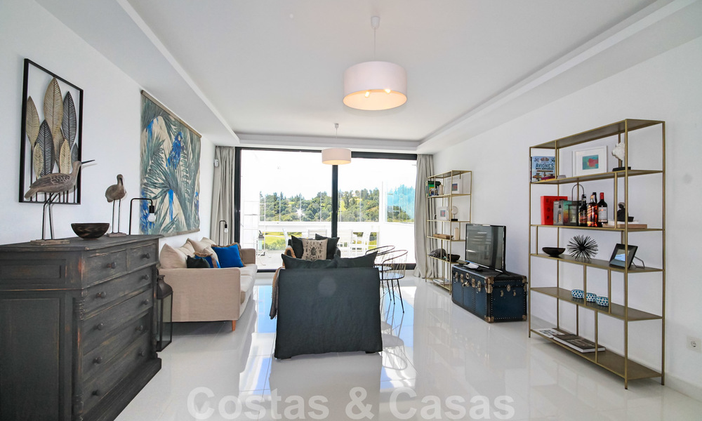 Appartement penthouse moderne à vendre avec vue sur le terrain de golf et la mer Méditerranée à Benahavis - Marbella 24864