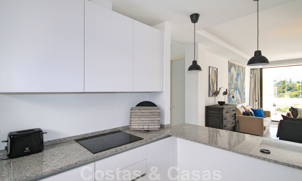 Appartement penthouse moderne à vendre avec vue sur le terrain de golf et la mer Méditerranée à Benahavis - Marbella 24865