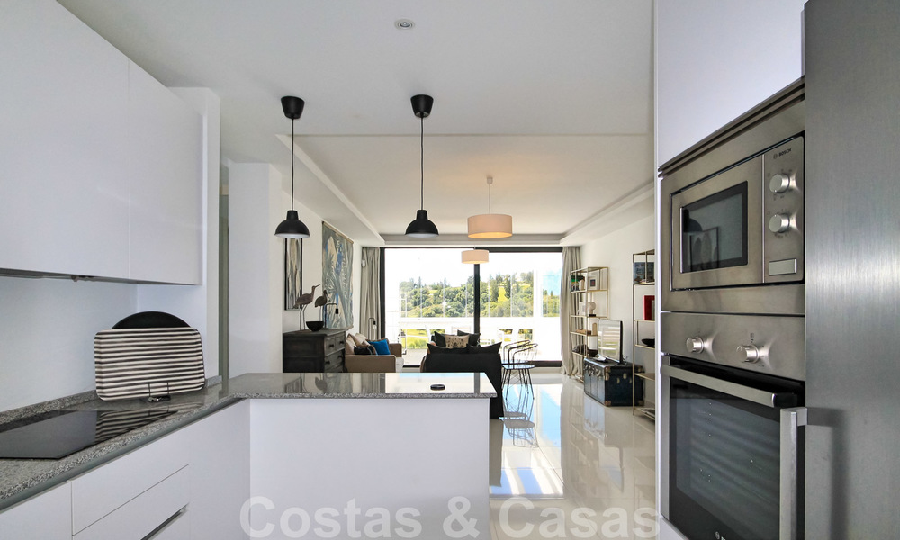 Appartement penthouse moderne à vendre avec vue sur le terrain de golf et la mer Méditerranée à Benahavis - Marbella 24866