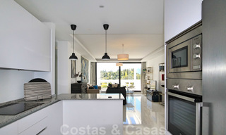Appartement penthouse moderne à vendre avec vue sur le terrain de golf et la mer Méditerranée à Benahavis - Marbella 24866 