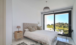 Appartement penthouse moderne à vendre avec vue sur le terrain de golf et la mer Méditerranée à Benahavis - Marbella 24868 
