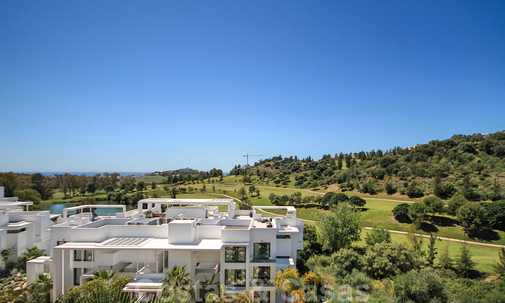 Appartement penthouse moderne à vendre avec vue sur le terrain de golf et la mer Méditerranée à Benahavis - Marbella 24869