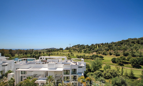 Appartement penthouse moderne à vendre avec vue sur le terrain de golf et la mer Méditerranée à Benahavis - Marbella 24869