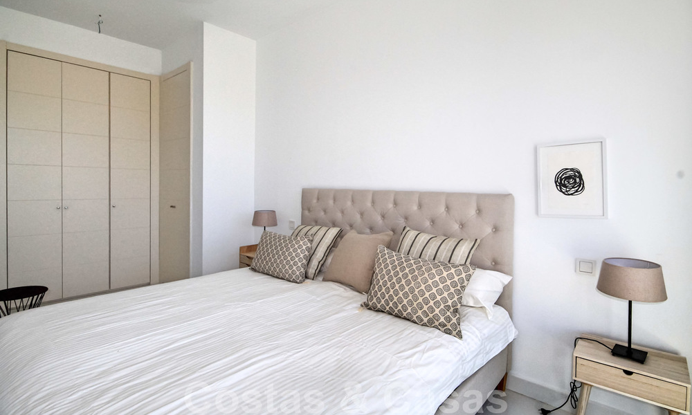 Appartement penthouse moderne à vendre avec vue sur le terrain de golf et la mer Méditerranée à Benahavis - Marbella 24870