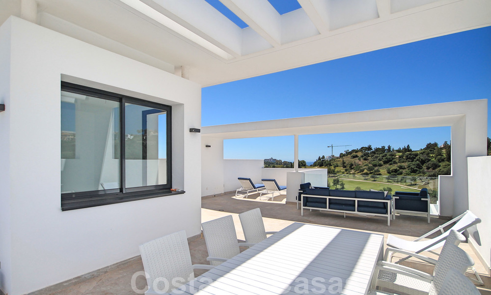 Appartement penthouse moderne à vendre avec vue sur le terrain de golf et la mer Méditerranée à Benahavis - Marbella 24871