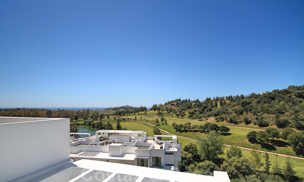 Appartement penthouse moderne à vendre avec vue sur le terrain de golf et la mer Méditerranée à Benahavis - Marbella 24872