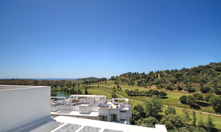 Appartement penthouse moderne à vendre avec vue sur le terrain de golf et la mer Méditerranée à Benahavis - Marbella 24872 