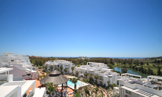 Appartement penthouse moderne à vendre avec vue sur le terrain de golf et la mer Méditerranée à Benahavis - Marbella 24875 