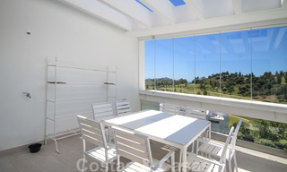 Appartement penthouse moderne à vendre avec vue sur le terrain de golf et la mer Méditerranée à Benahavis - Marbella 24876 
