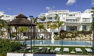 Appartement penthouse moderne à vendre avec vue sur le terrain de golf et la mer Méditerranée à Benahavis - Marbella 24877 