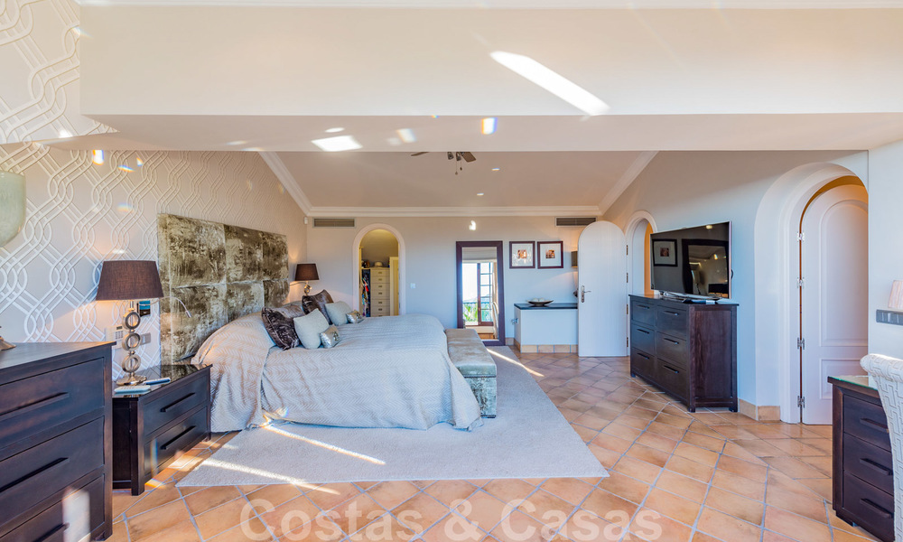 Grande villa de luxe à vendre avec vue panoramique sur la vallée du golf, les montagnes et la mer Méditerranée en Nueva Andalucia, Marbella 25000