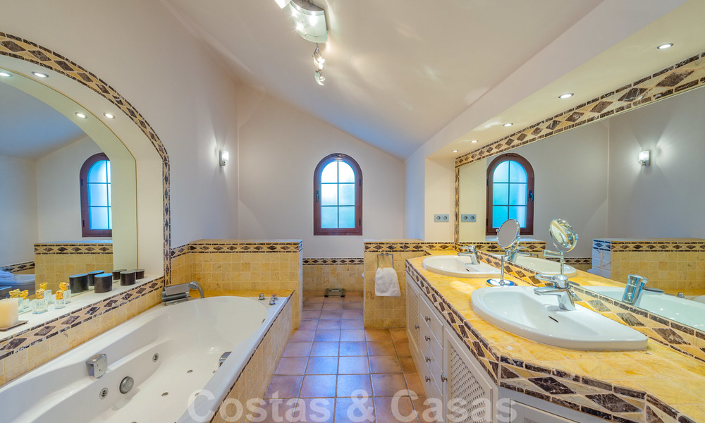 Grande villa de luxe à vendre avec vue panoramique sur la vallée du golf, les montagnes et la mer Méditerranée en Nueva Andalucia, Marbella 25008