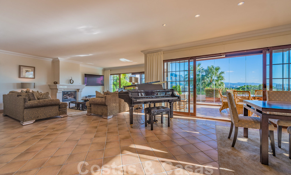Grande villa de luxe à vendre avec vue panoramique sur la vallée du golf, les montagnes et la mer Méditerranée en Nueva Andalucia, Marbella 25021