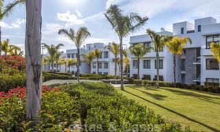 Appartement de design moderne à vendre avec une terrasse spacieuse, à côté du terrain de golf de Marbella - Estepona 25393 