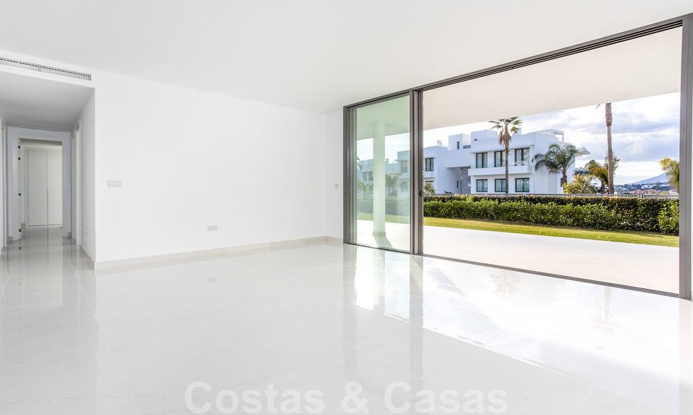 Appartement de conception moderne à vendre avec une terrasse spacieuse et un grand jardin, à côté du terrain de golf de Marbella - Estepona 25394