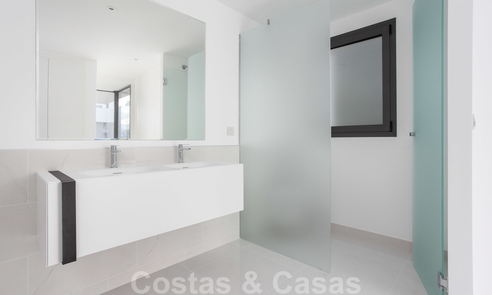 Appartement de conception moderne à vendre avec une terrasse spacieuse et un grand jardin, à côté du terrain de golf de Marbella - Estepona 25402