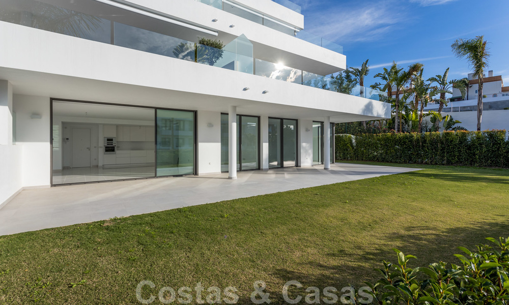 Appartement de conception moderne à vendre avec une terrasse spacieuse et un grand jardin, à côté du terrain de golf de Marbella - Estepona 25405
