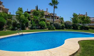 Spacieux appartements de luxe avec une grande terrasse et des vues panoramiques dans un complexe élégant entouré d'un terrain de golf à Marbella - Benahavis 25157 