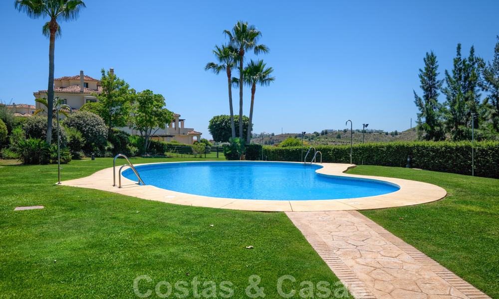 Spacieux appartements de luxe avec une grande terrasse et des vues panoramiques dans un complexe élégant entouré d'un terrain de golf à Marbella - Benahavis 25160