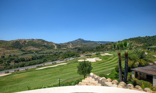 Spacieux appartements de luxe avec une grande terrasse et des vues panoramiques dans un complexe élégant entouré d'un terrain de golf à Marbella - Benahavis 25161 