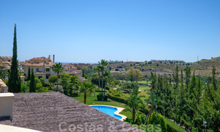 Spacieux appartements de luxe avec une grande terrasse et des vues panoramiques dans un complexe élégant entouré d'un terrain de golf à Marbella - Benahavis 25162 