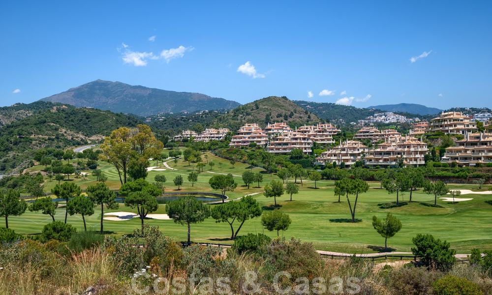 Spacieux appartements de luxe avec une grande terrasse et des vues panoramiques dans un complexe élégant entouré d'un terrain de golf à Marbella - Benahavis 25163