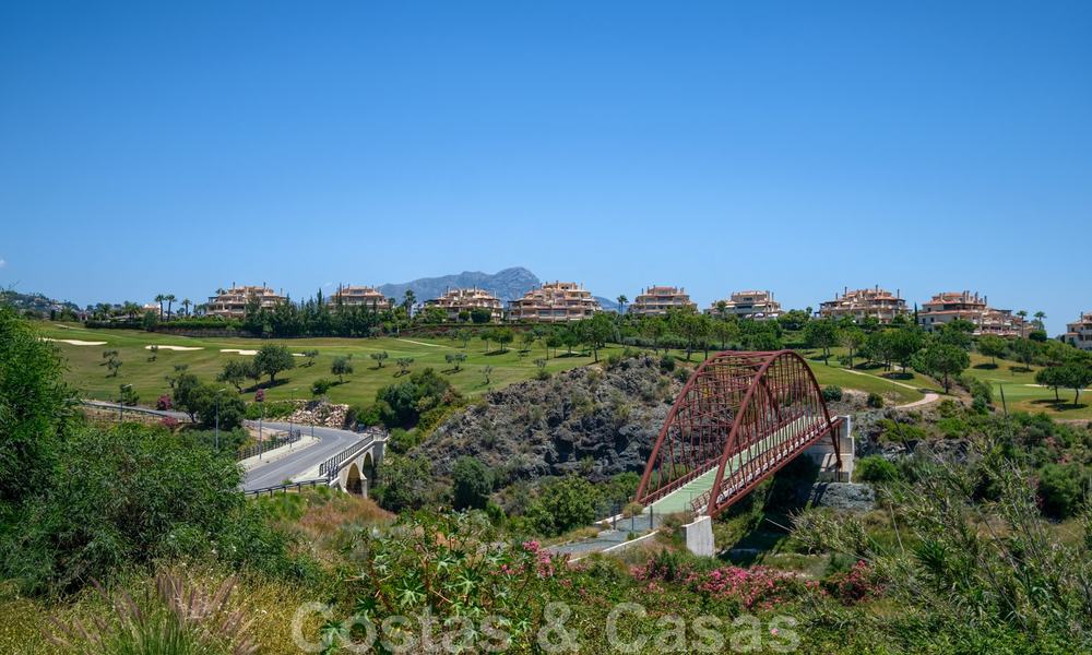 Spacieux appartements de luxe avec une grande terrasse et des vues panoramiques dans un complexe élégant entouré d'un terrain de golf à Marbella - Benahavis 25165