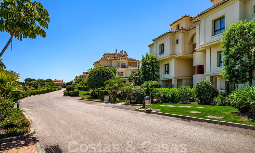 Spacieux appartements de luxe avec une grande terrasse et des vues panoramiques dans un complexe élégant entouré d'un terrain de golf à Marbella - Benahavis 25166