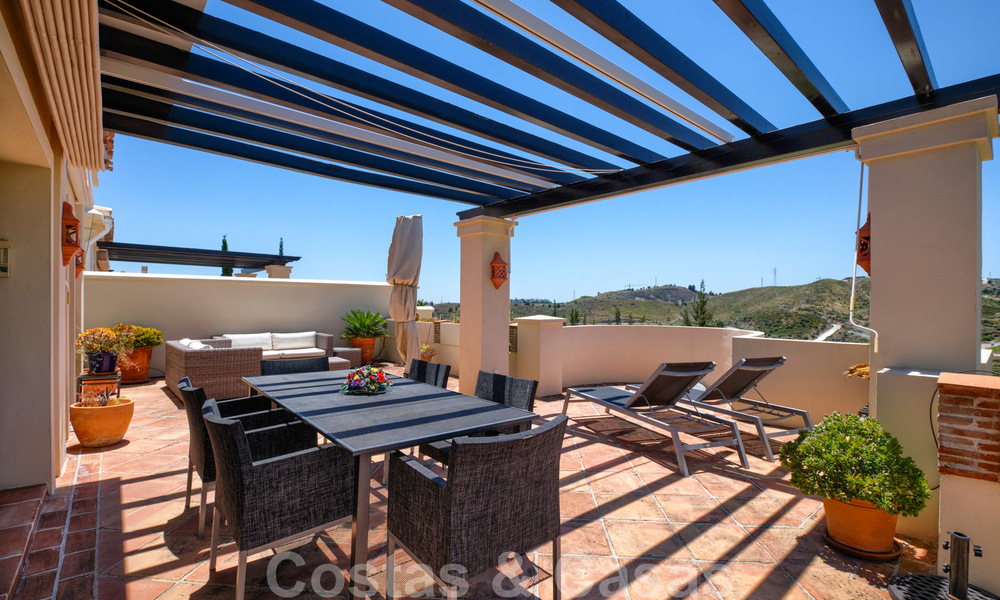 Spacieux appartements de luxe avec une grande terrasse et des vues panoramiques dans un complexe élégant entouré d'un terrain de golf à Marbella - Benahavis 25169