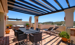 Spacieux appartements de luxe avec une grande terrasse et des vues panoramiques dans un complexe élégant entouré d'un terrain de golf à Marbella - Benahavis 25169 