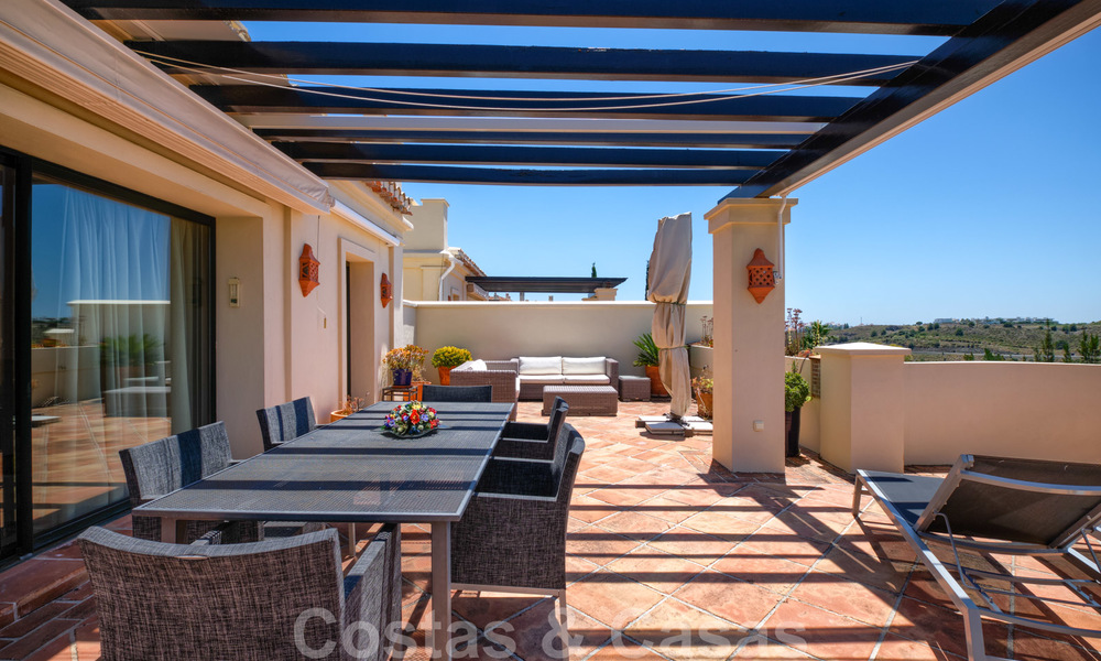 Spacieux appartements de luxe avec une grande terrasse et des vues panoramiques dans un complexe élégant entouré d'un terrain de golf à Marbella - Benahavis 25170