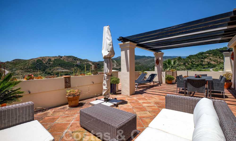 Spacieux appartements de luxe avec une grande terrasse et des vues panoramiques dans un complexe élégant entouré d'un terrain de golf à Marbella - Benahavis 25171