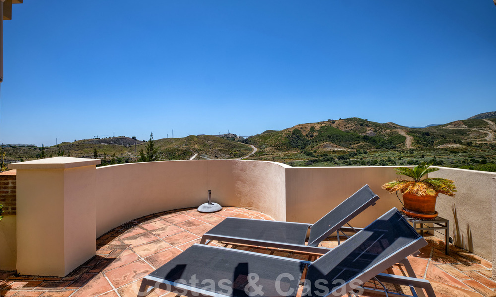 Spacieux appartements de luxe avec une grande terrasse et des vues panoramiques dans un complexe élégant entouré d'un terrain de golf à Marbella - Benahavis 25172