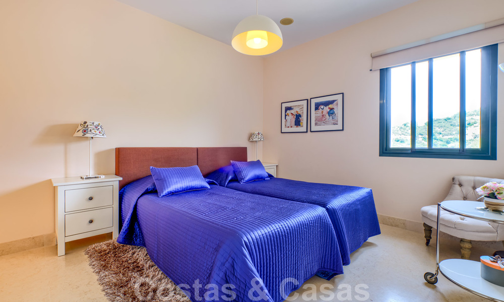 Spacieux appartements de luxe avec une grande terrasse et des vues panoramiques dans un complexe élégant entouré d'un terrain de golf à Marbella - Benahavis 25174