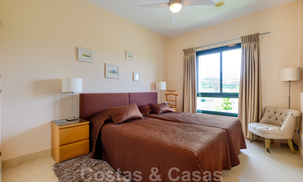 Spacieux appartements de luxe avec une grande terrasse et des vues panoramiques dans un complexe élégant entouré d'un terrain de golf à Marbella - Benahavis 25176