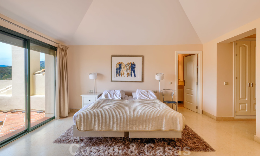 Spacieux appartements de luxe avec une grande terrasse et des vues panoramiques dans un complexe élégant entouré d'un terrain de golf à Marbella - Benahavis 25183