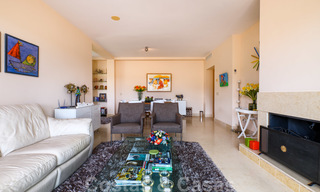 Spacieux appartements de luxe avec une grande terrasse et des vues panoramiques dans un complexe élégant entouré d'un terrain de golf à Marbella - Benahavis 25189 